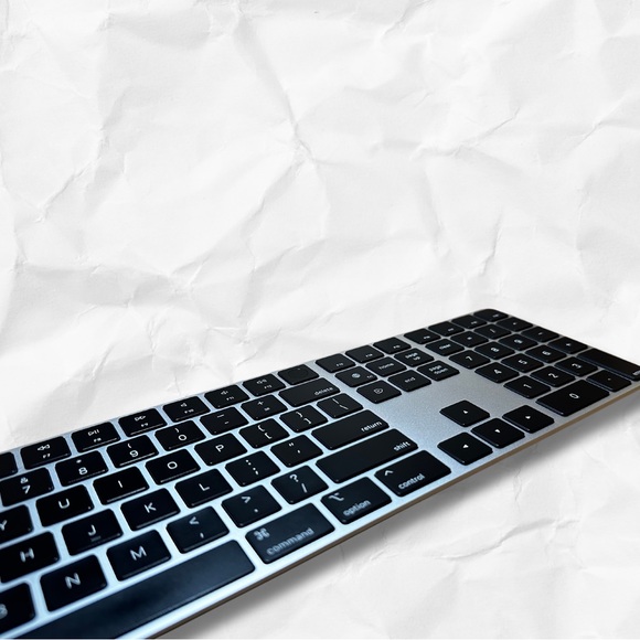  Magic Keyboard with Touch ID and Numeric Keypad - Black Keys - Picture 4 of 5